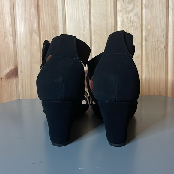 Black shoes with small wedge - Picture 2 of 4
